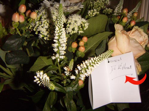 Lijst Smolders ontving deze bos bloemen voor hun inzet voor het behoud van het opvang centrum